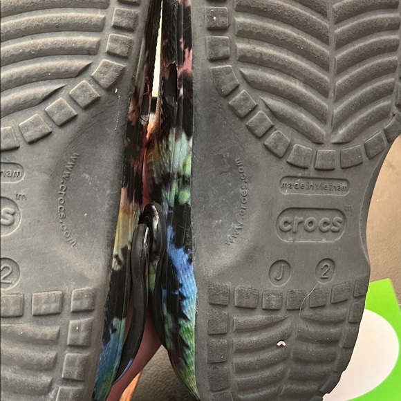 Crocs Classic Tie Dye with Jibbitzs Size J2 - Picture 7 of 8